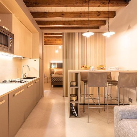 Dreamy Apartment Tre Corone Old Town Desenzano del Garda Bagian luar foto