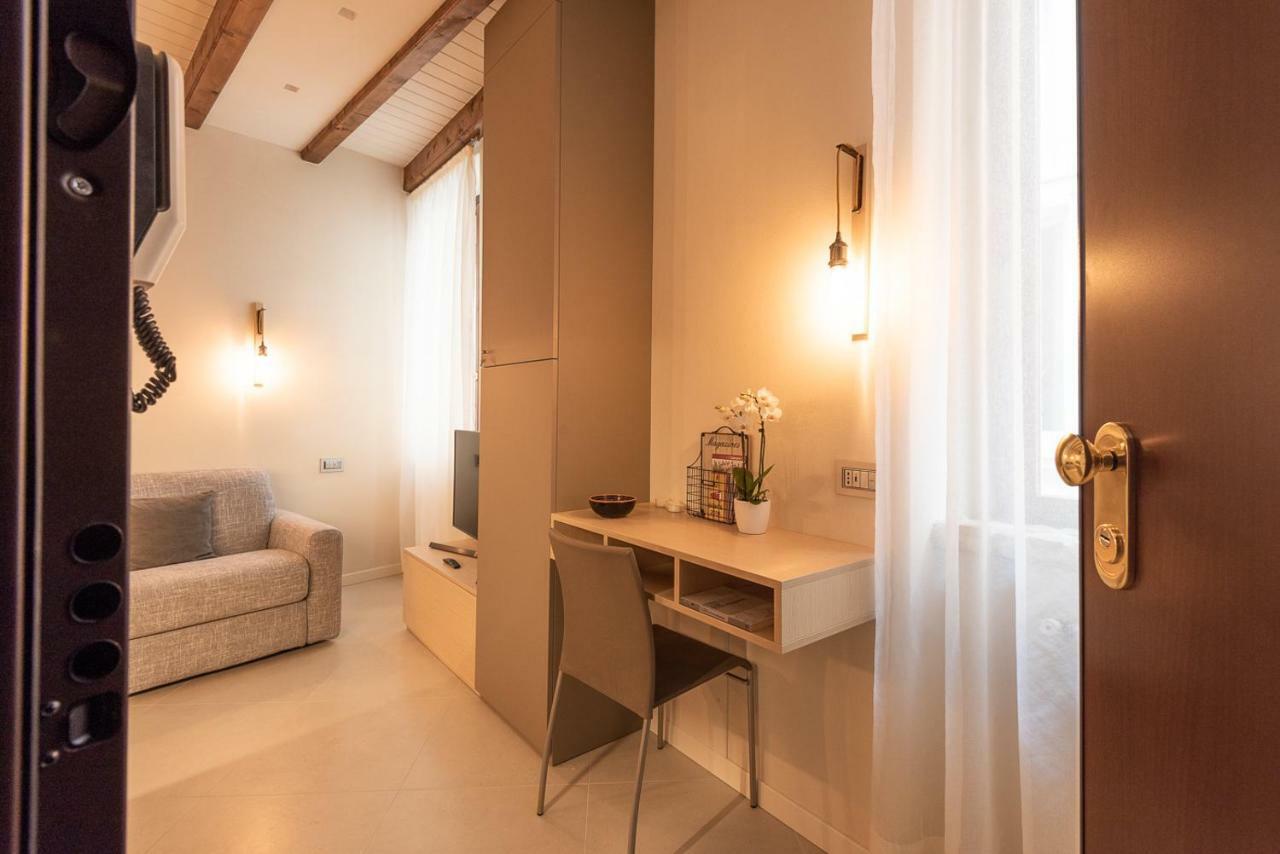 Dreamy Apartment Tre Corone Old Town Desenzano del Garda Bagian luar foto