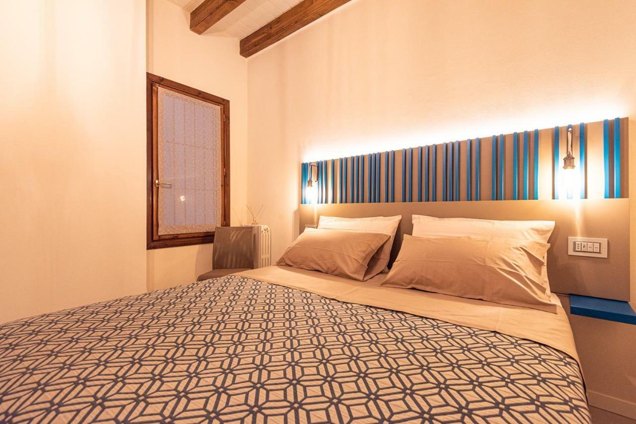 Dreamy Apartment Tre Corone Old Town Desenzano del Garda Bagian luar foto