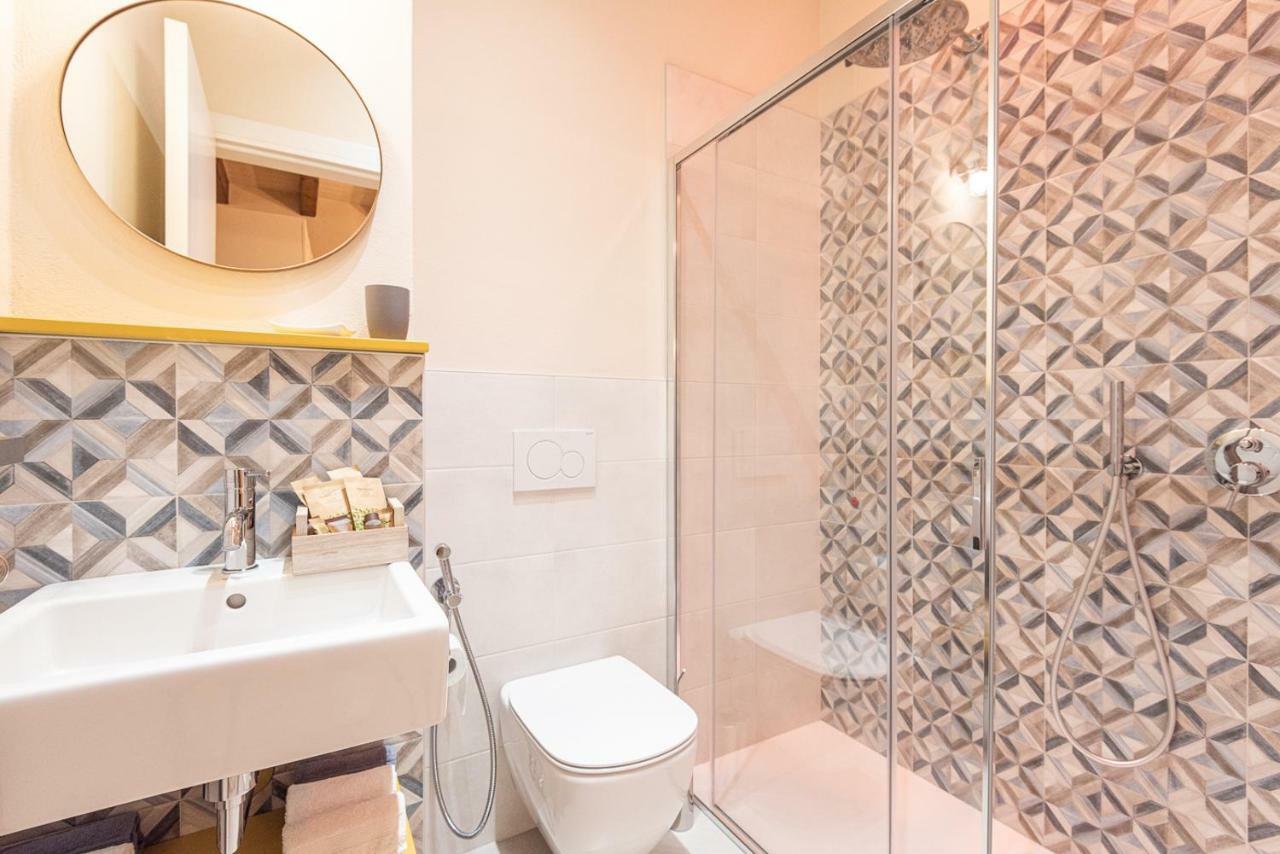 Dreamy Apartment Tre Corone Old Town Desenzano del Garda Bagian luar foto