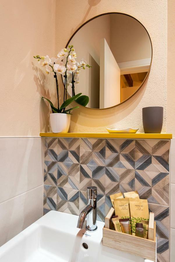 Dreamy Apartment Tre Corone Old Town Desenzano del Garda Bagian luar foto