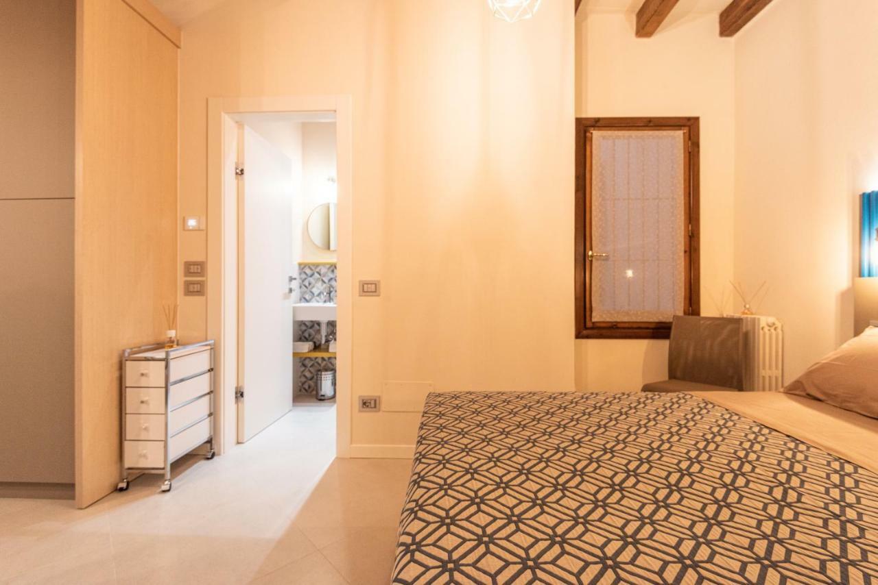 Dreamy Apartment Tre Corone Old Town Desenzano del Garda Bagian luar foto