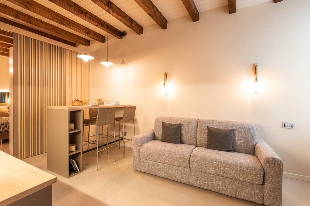 Dreamy Apartment Tre Corone Old Town Desenzano del Garda Bagian luar foto