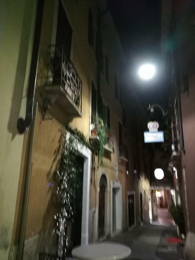 Dreamy Apartment Tre Corone Old Town Desenzano del Garda Bagian luar foto