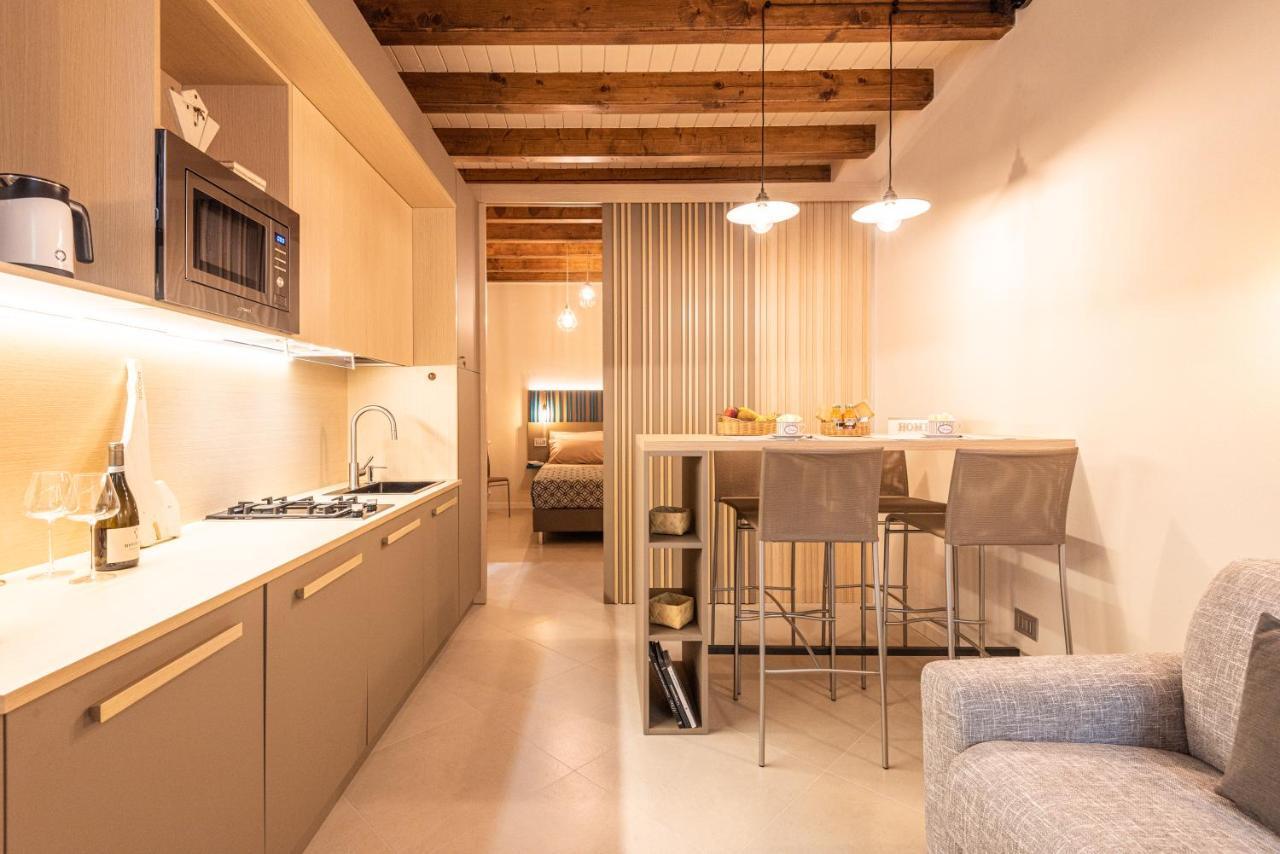 Dreamy Apartment Tre Corone Old Town Desenzano del Garda Bagian luar foto